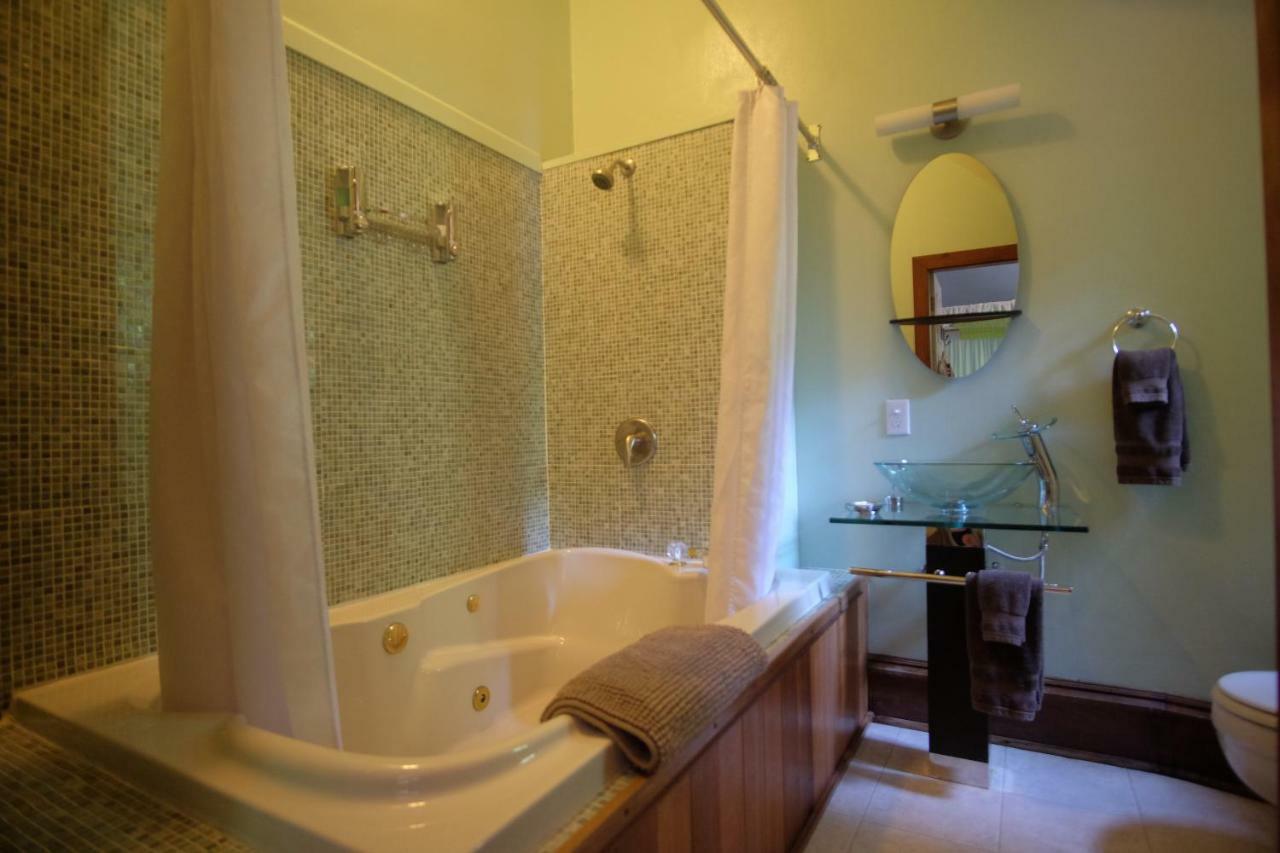 Hotel Wedgwood Manor And Glamping Retreat Crawford Bay Esterno foto
